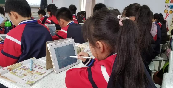 “互联网+”时代对中小学信息技术课程推进的思考