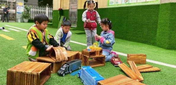 绿色生活材料制作在幼儿游戏中的应用