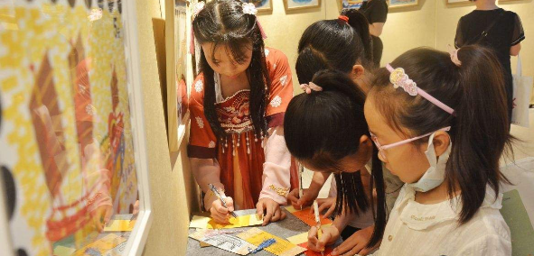 	以传统绘画元素装饰手工艺术品的教学研究