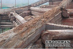 筒瓦代替斜当沟后雨水渗漏导致角梁糟朽(图4)